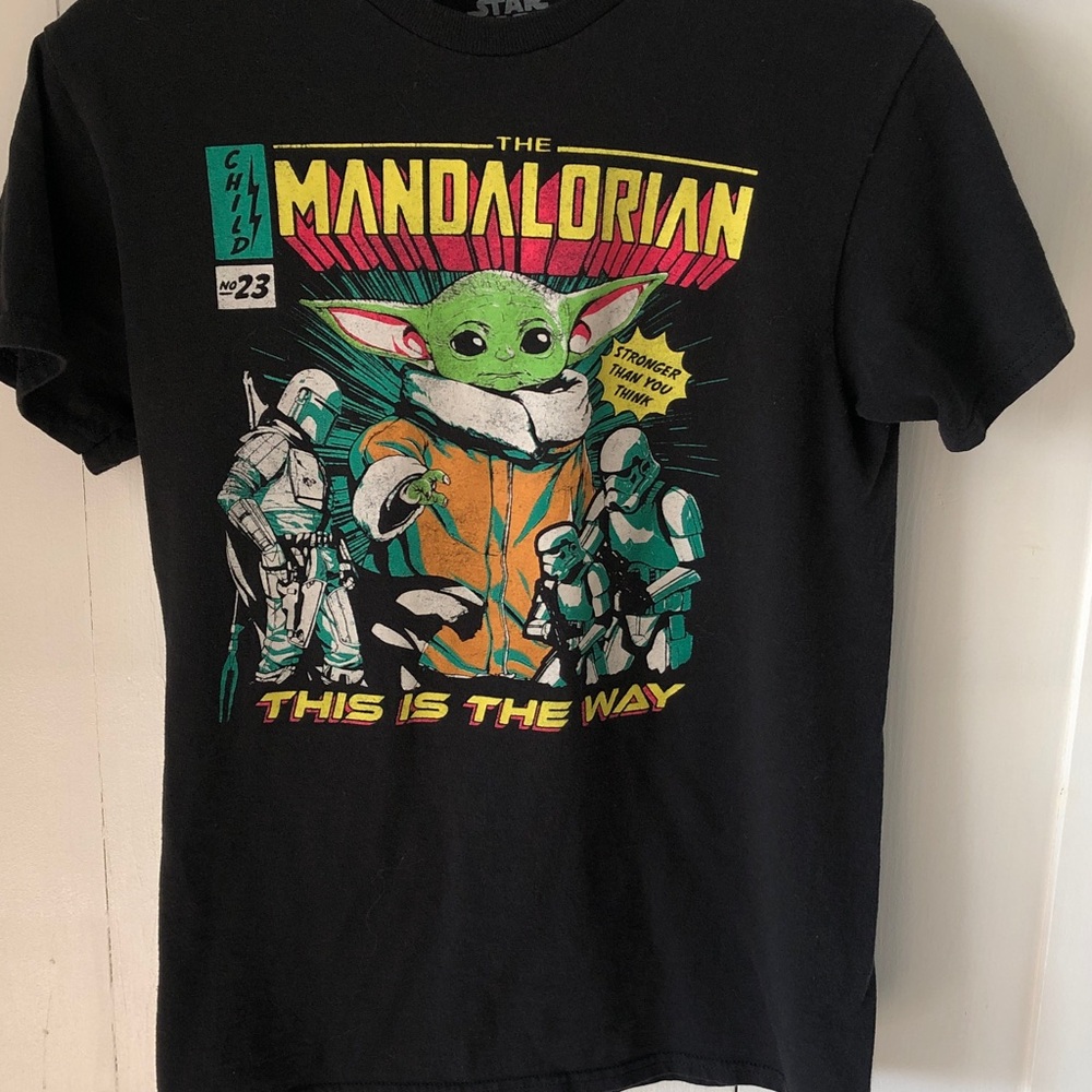 Star Wars The Mandalorian Graphic T-Shirt size small comic book
